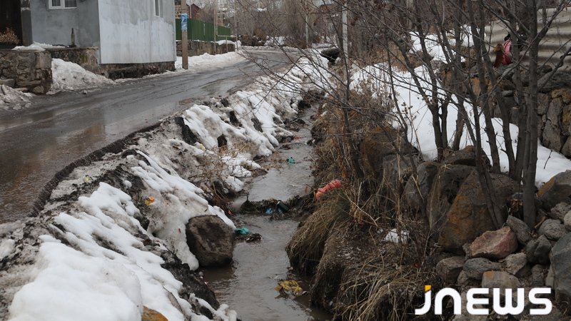 Жители Азаврета просят установить дополнительные контейнеры —  ручей тонет в мусоре