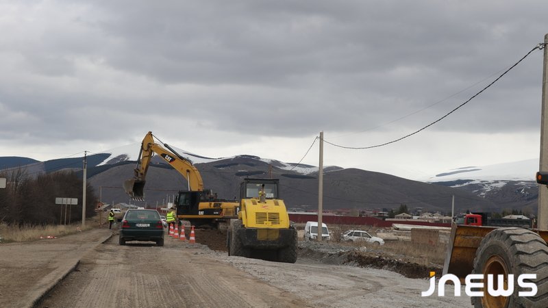 На непроходимой дороге Ахалкалаки–Карцахи начались реабилитационные работы