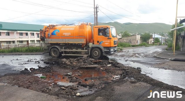 Канализация очищена, но вода по-прежнему течет