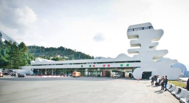 На КПП «Сарпи» предотвращен ввоз большого количества огнестрельного оружия