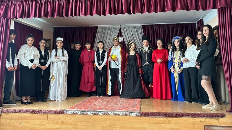 В центре внимания учеников национальный костюм — тараз