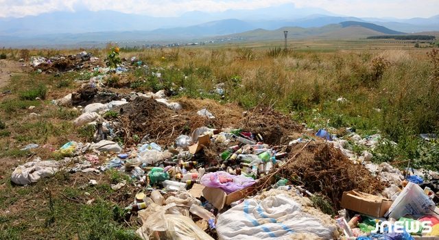 Въезды в села отмечены не указателями, а мусорными свалками