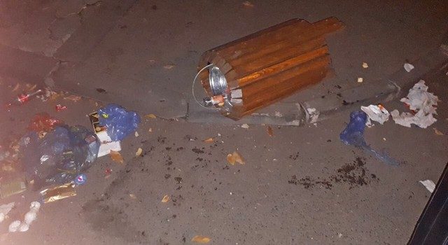 В Ахалкалаки ломают мусорные урны