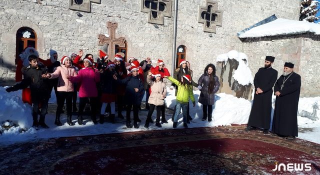 Праздничный концерт во дворе церкви Сурб Хач