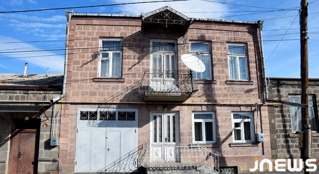 Продается двухэтажный дом и магазин (R)