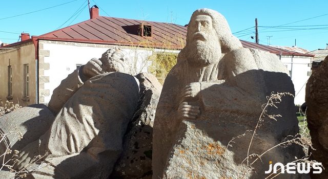 Брошенные памятники ждут “достойного” места