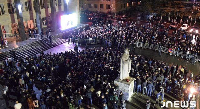 Ахалкалакцы под ливнем дождались Никола Пашиняна