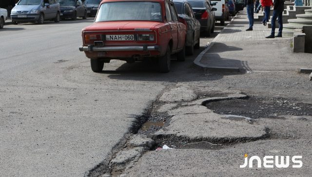 Ямочные дороги Ахалкалаки как кошмар для автомобилей