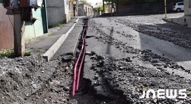 Высоковольтный кабель на пути у школьников