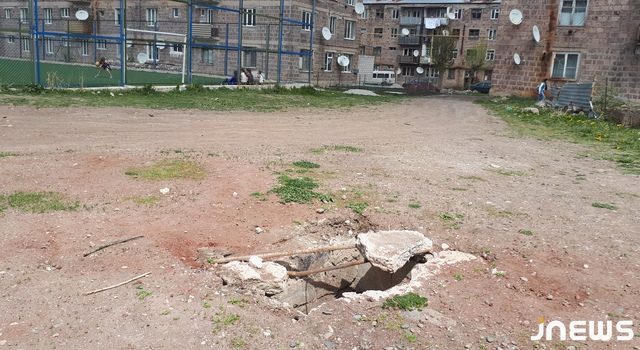 Ребёнок уже который раз провалился в открытый люк