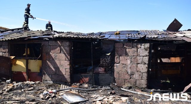 Пожар уничтожил 5 гаражей
