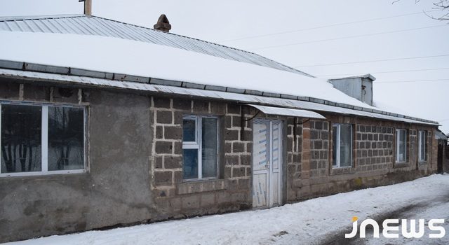 Родители желают открытия детсада под электропроводами