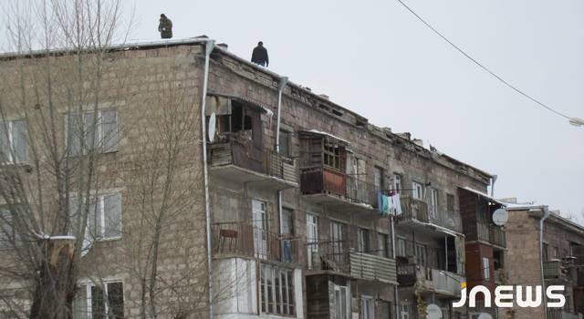Начали ремонтировать сорванные месяц назад крыши
