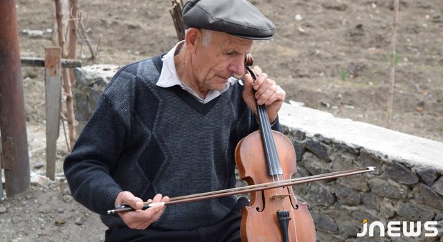 Скрипач, исполняющий неизвестные песни Дживани